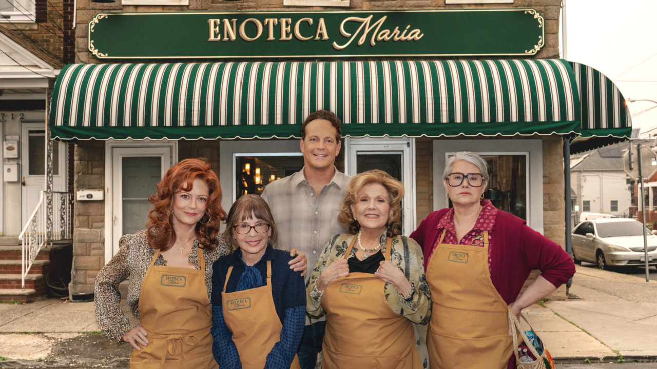 (L to R) Susan Sarandon as Gia, Talia Shire as Teresa, Vince Vaughn as Joe Scaravella, Brenda Vaccaro as Antonella and Lorraine Bracco as Roberta in 'Nonnas'. Photo: Jeong Park/Netflix © 2025.