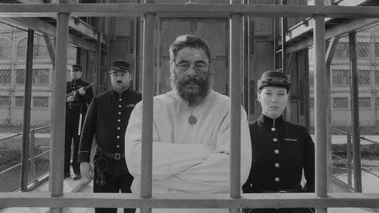 (L to R) Bencio del Toro and Léa Seydoux in 'The French Dispatch'. Photo: Searchlight Pictures.