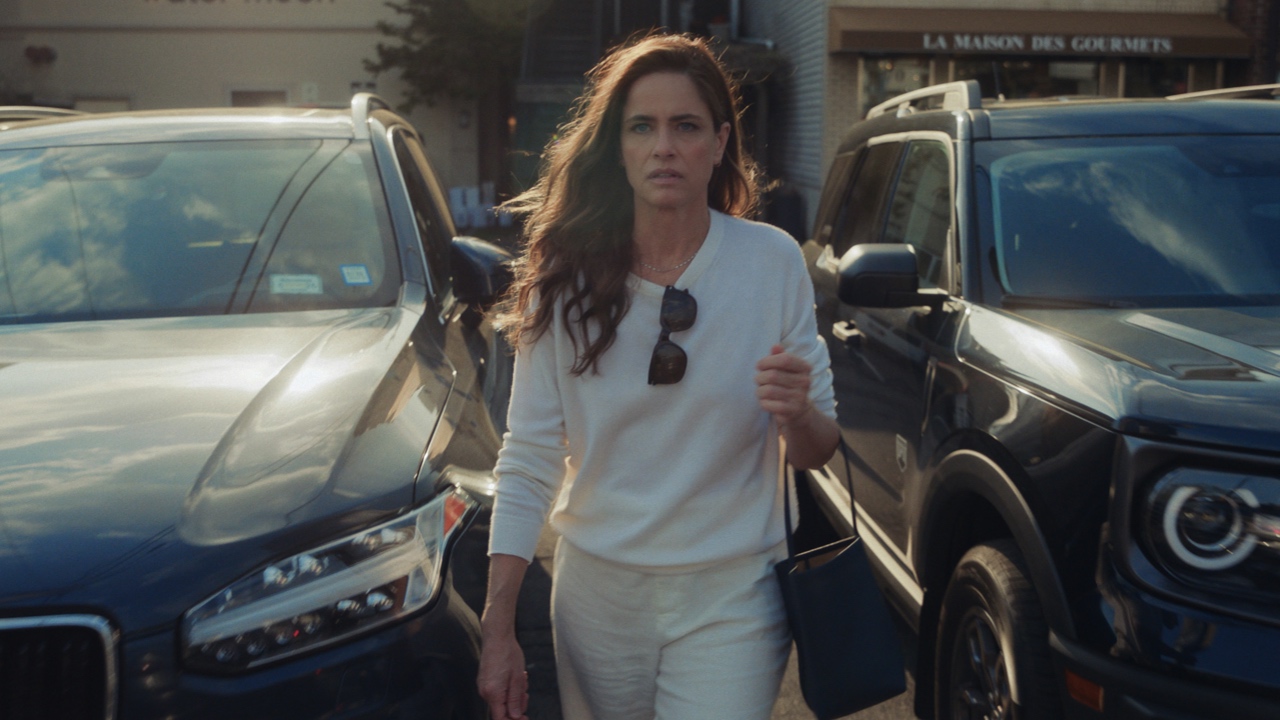 Amanda Peet as Mel Cooper in 'Your Friends & Neighbors.' Photo: Apple TV+.