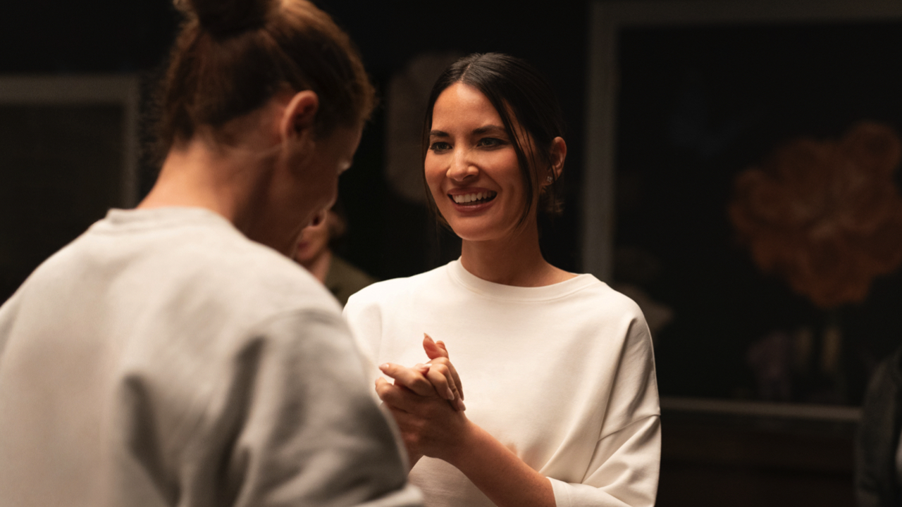 (L to R) Amanda Peet as Mel Cooper and Olivia Munn as Samantha Leavitt in 'Your Friends & Neighbors.' Photo: Apple TV+.