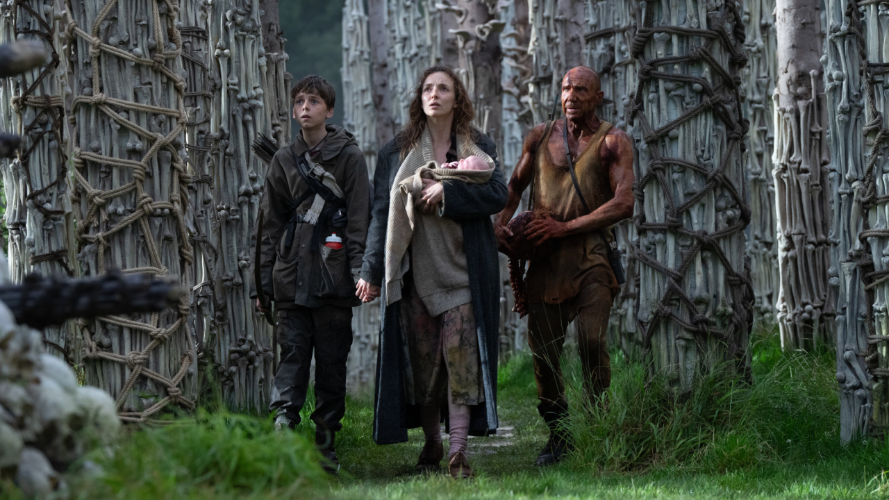 (L to R) Spike (Alfie Williams), Isla (Jodie Comer) and Dr. Kelson (Ralph Fiennes) in Columbia Pictures' '28 Years Later'. Photo: Sony Pictures. © 2024 CTMG, Inc. All Rights Reserved.