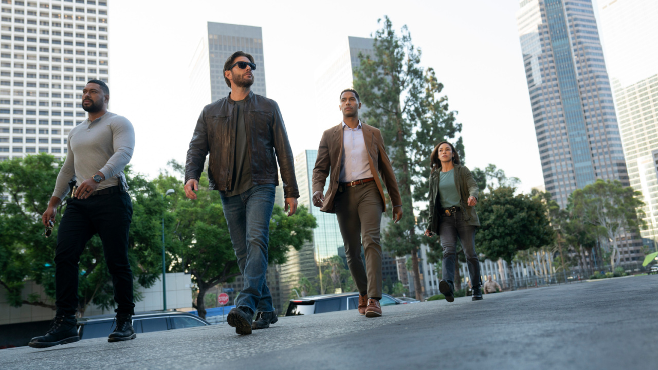 (L to R) Luke Finau (Uli Latukefu), Mark Meachum (Jensen Ackles), Keyonte Bell (Elliot Knight), and Amber Oliveras (Jessica Camacho) in 'Countdown'. Photo: Elizabeth Morris © Amazon Content Services LLC.