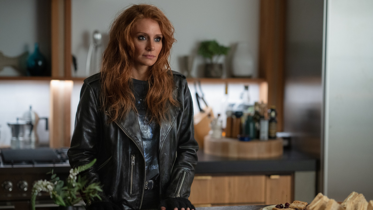 Bryce Dallas Howard as Kat in 'Deep Cover'. Credit: Peter Mountain / © 2025 Copertura Productions LTD. All Rights Reserved.