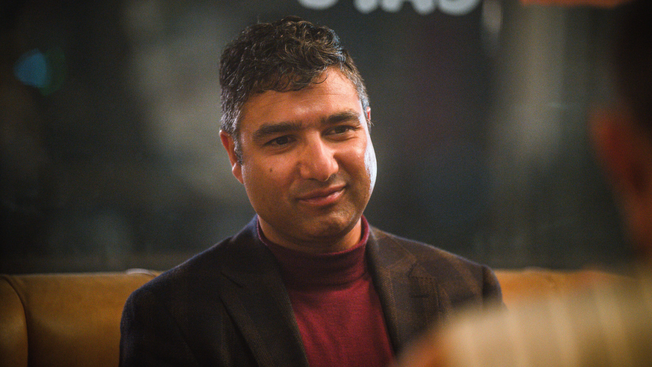 Nick Mohammed as Hugh in 'Deep Cover'. Credit: Lara Cornell / © 2025 Copertura Productions LTD. All Rights Reserved.