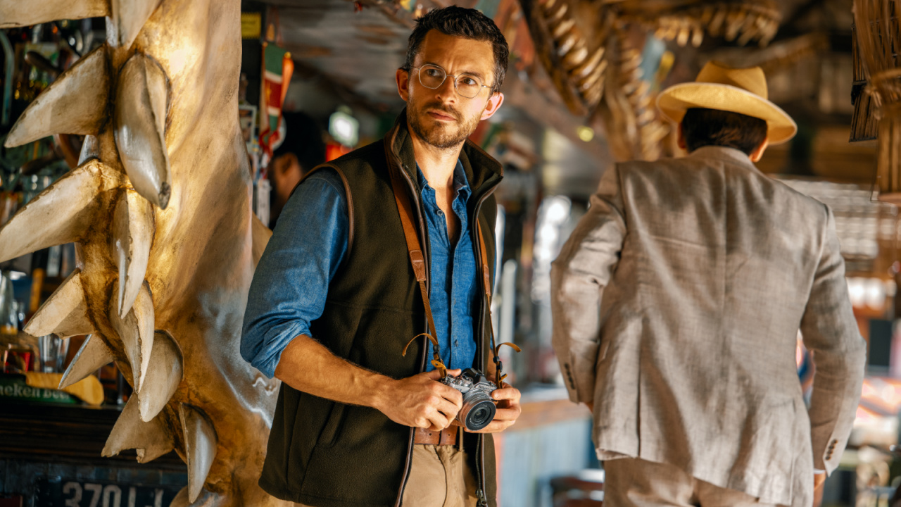 (L to R) Jonathan Bailey as paleontologist Dr. Henry Loomis in 'Jurassic World Rebirth', directed by Gareth Edwards. Photo: Universal Pictures.