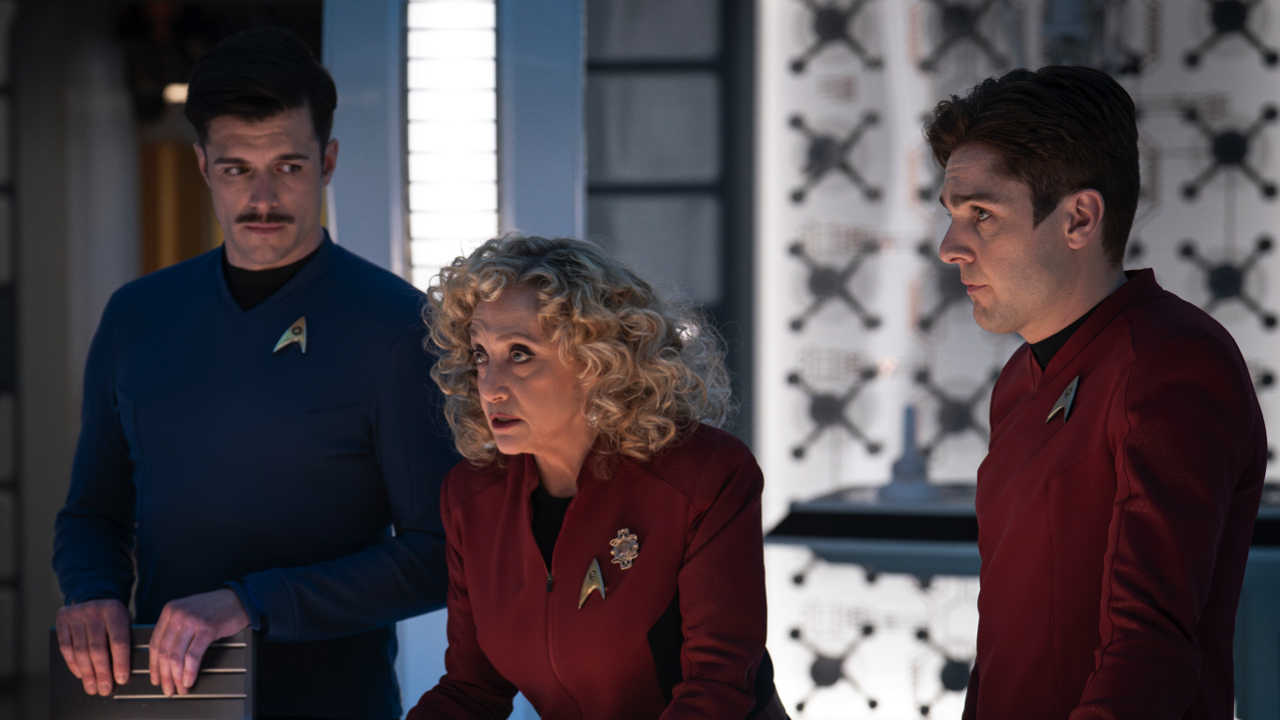 (L to R) Dan Jeannotte as Sam Kirk, Carol Kane as Pelia and Martin Quinn as Scotty in season 3 , Episode 5 of ‘Strange New Worlds’ streaming on Paramount+. Photo: Marni Grossman/Paramount+.