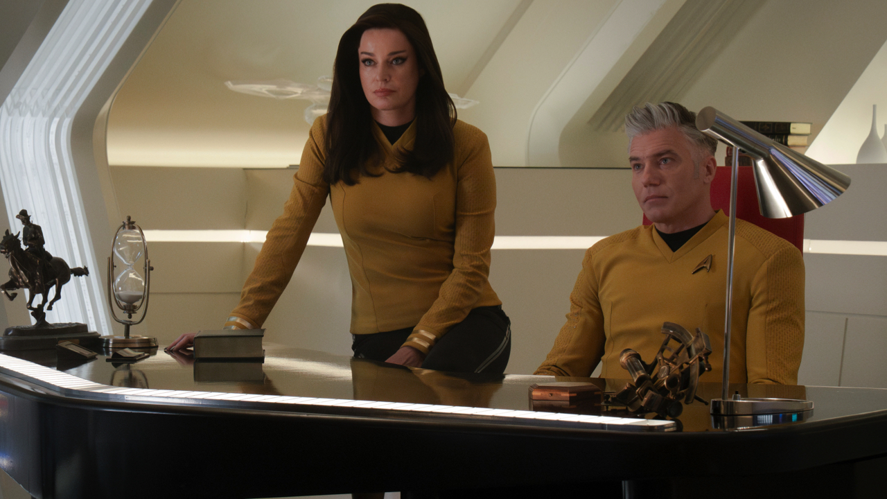(L to R) Rebecca Romijn as Una and Anson Mount as Capt. Pike in season 3 , Episode 4 of ‘Strange New Worlds’ streaming on Paramount+. Photo: Marni Grossman/Paramount+.