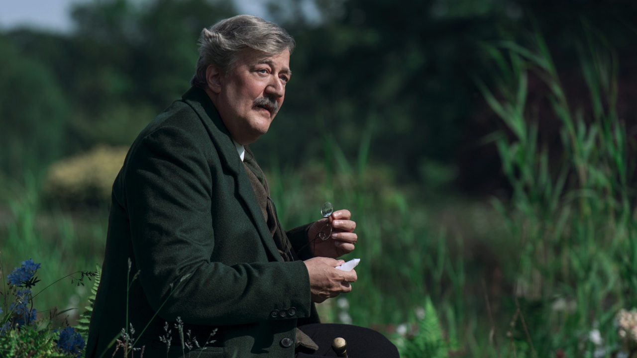 Stephen Fry as Gilbert in episode 209 of ‘The Sandman’. Photo: Ed Miller/Netflix © 2025.