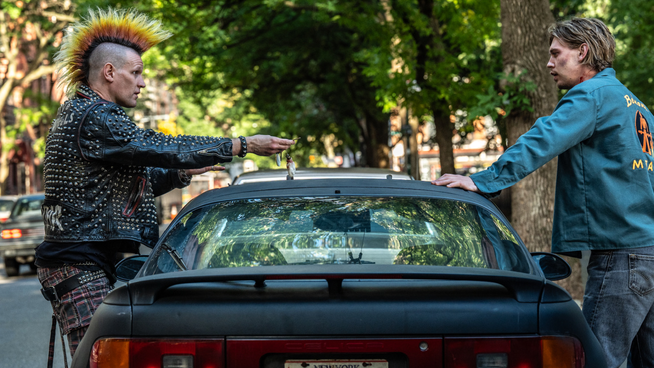 (L to R) Russ (Matt Smith) hands over the keys to Hank (Austin Butler) in Columbia Pictures 'Caught Stealing'. Photo by: Niko Tavernise. © 2025 CTMG, Inc. All Rights Reserved. **ALL IMAGES ARE PROPERTY OF SONY PICTURES ENTERTAINMENT INC. FOR PROMOTIONAL USE ONLY. SALE, DUPLICATION OR TRANSFER OF THIS MATERIAL IS STRICTLY PROHIBITED.