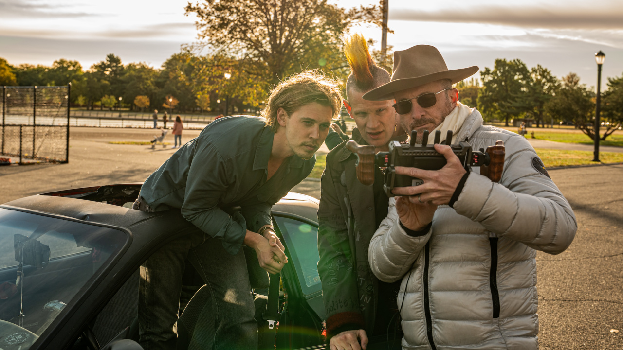 (L to R) Austin Butler, Matt Smith and Director Darren Aronofsky on the set of Columbia Pictures 'Caught Stealing'. Photo by: Niko Tavernise. © 2024 CTMG, Inc. All Rights Reserved. **ALL IMAGES ARE PROPERTY OF SONY PICTURES ENTERTAINMENT INC. FOR PROMOTIONAL USE ONLY. SALE, DUPLICATION OR TRANSFER OF THIS MATERIAL IS STRICTLY PROHIBITED.