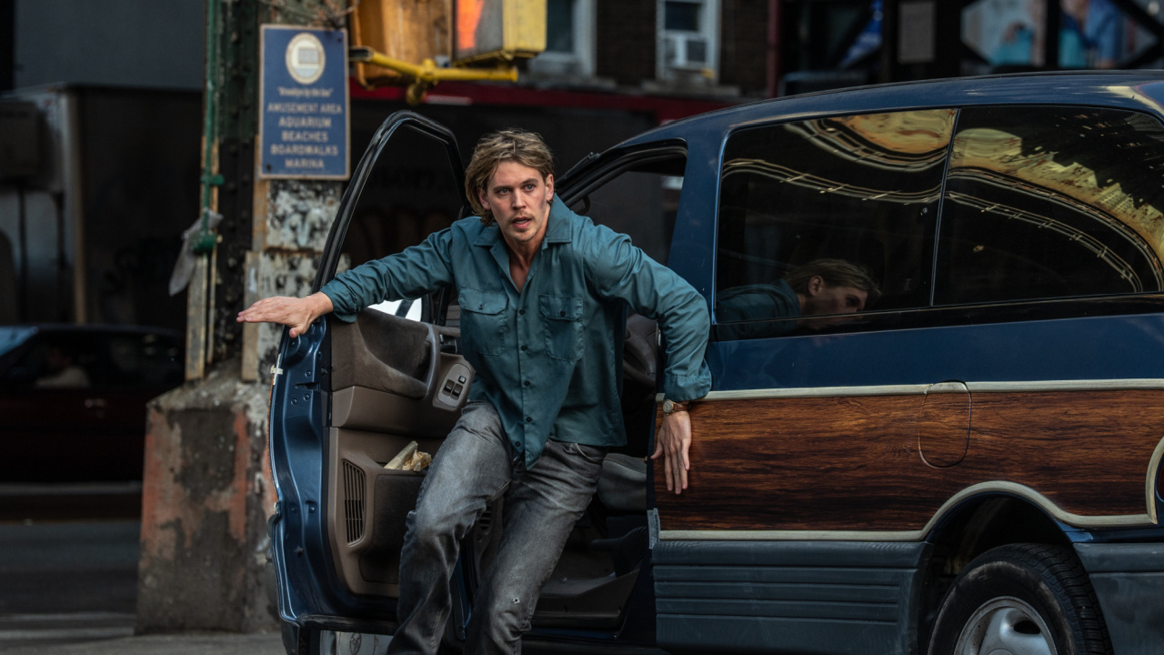 Austin Butler stars as Hank in Columbia Pictures 'Caught Stealing'. Photo by: Niko Tavernise. © 2024 CTMG, Inc. All Rights Reserved. **ALL IMAGES ARE PROPERTY OF SONY PICTURES ENTERTAINMENT INC. FOR PROMOTIONAL USE ONLY. SALE, DUPLICATION OR TRANSFER OF THIS MATERIAL IS STRICTLY PROHIBITED.