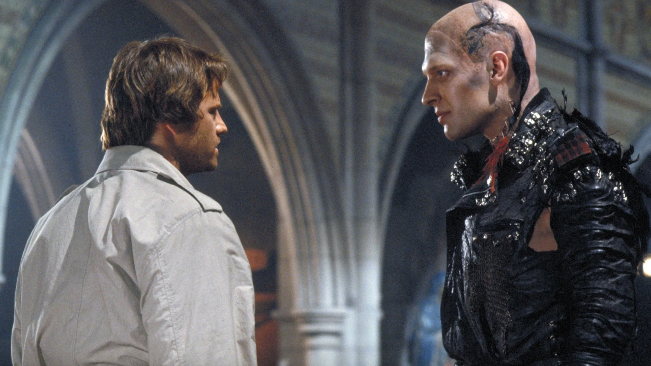 (L에서 R) Christopher Lambert Konner는 McLeod의 성격이며 Clansi Brown은 'Highlander'의 쿠르 간입니다. 사진 : 20 세기 여우.