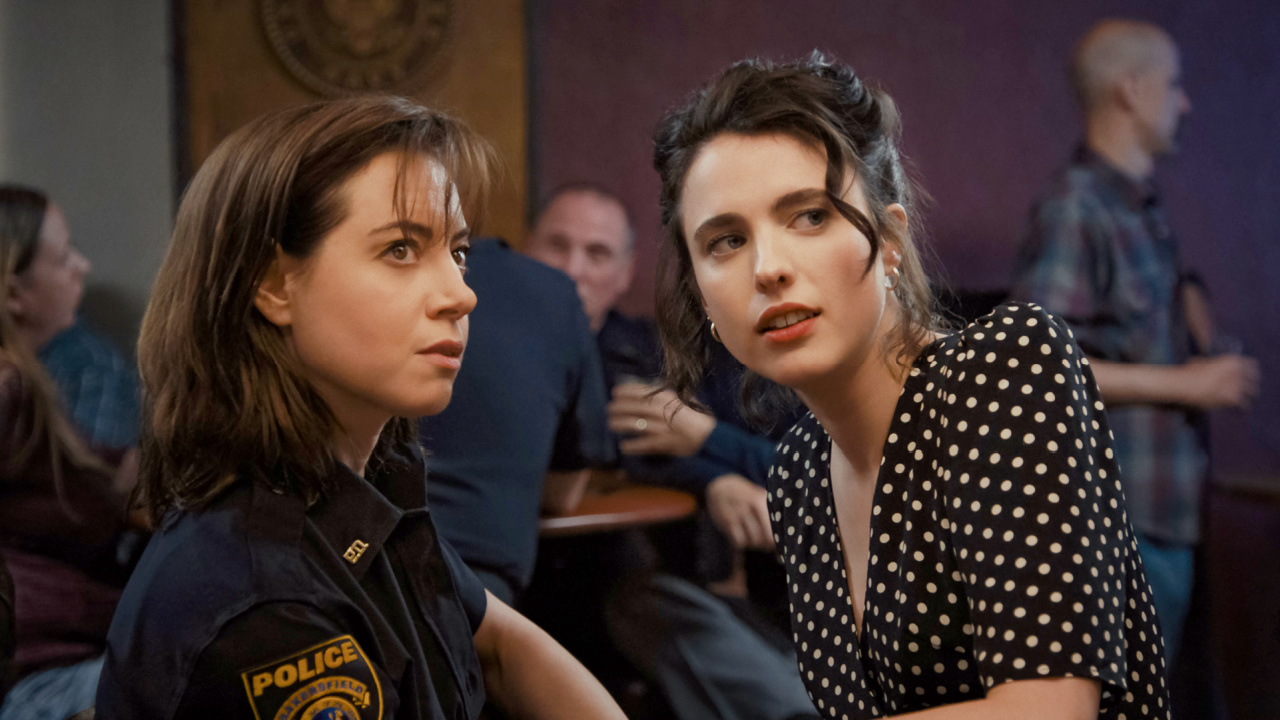 (L to R( Aubrey Plaza and Margaret Qualley star in writer/director Ethan Coen’s 'Honey Don't!', a Focus Features release. Credit: Karen Kuehn / © 2025 Focus Features LLC.