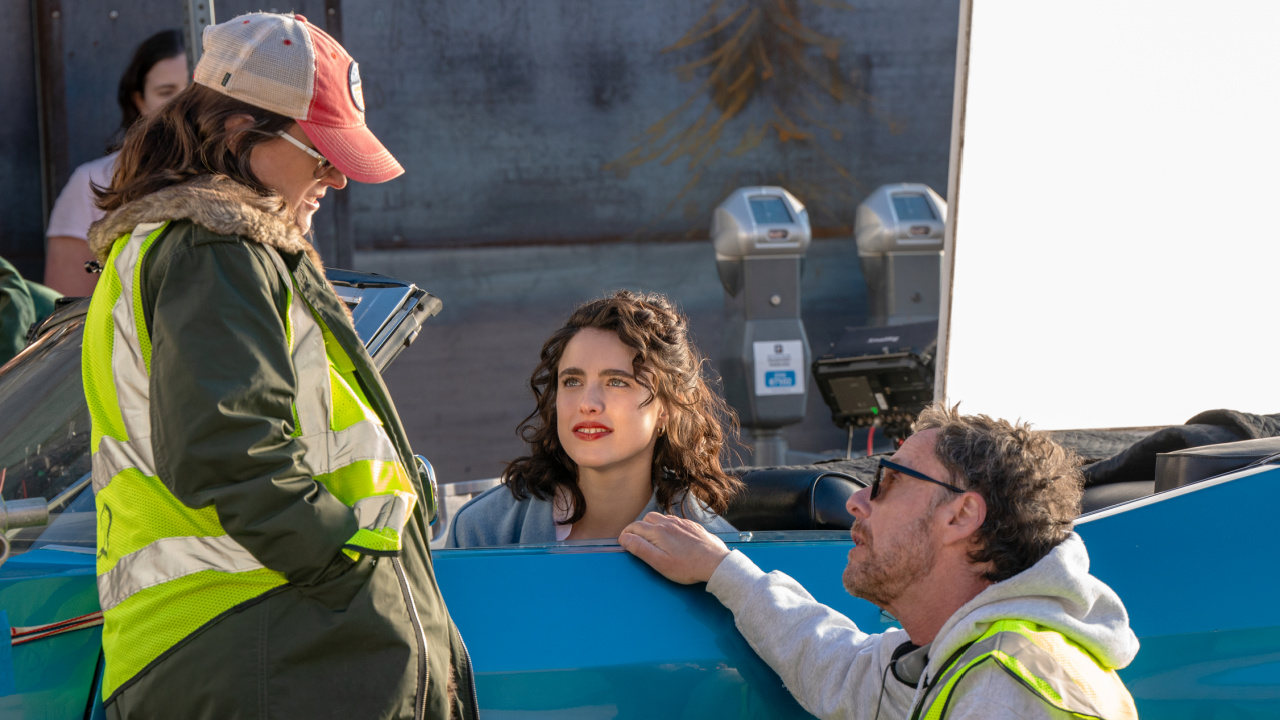 (L to R) Writer Tricia Cooke, actor Margaret Qualley and writer/director Ethan Coen on the set of their film 'Honey Don't!', a Focus Features release. Credit: Karen Kuehn / © 2025 Focus Features LLC.