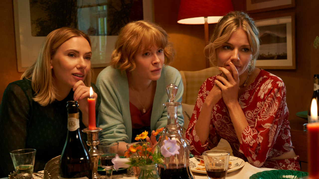 (L에서 R) Scarlett Johansson, Emily Bicham 및 Sienna Miller 'My Mother's Wed '. 사진 : 수직.