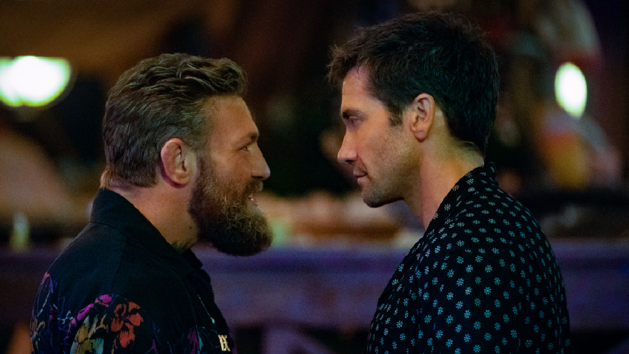 (L에서 R까지) Connor McGregor와 Jack Gilenhal은 'Roadhouse'에 출연합니다. 사진 : Laura Radford © Amazon Content Services LLC.