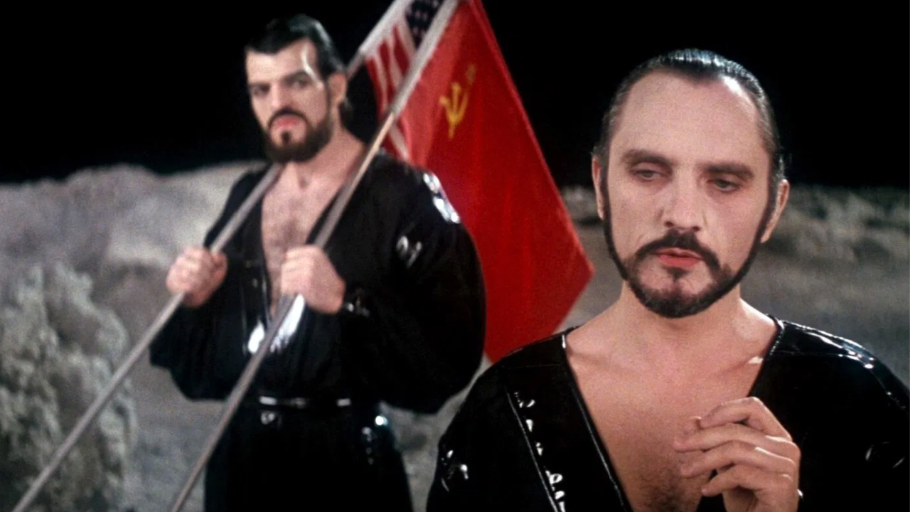 (L에서 R) Jack O'Haloran 및 'Superman II'의 Terrence Stamp. 사진 : Warner Bros.