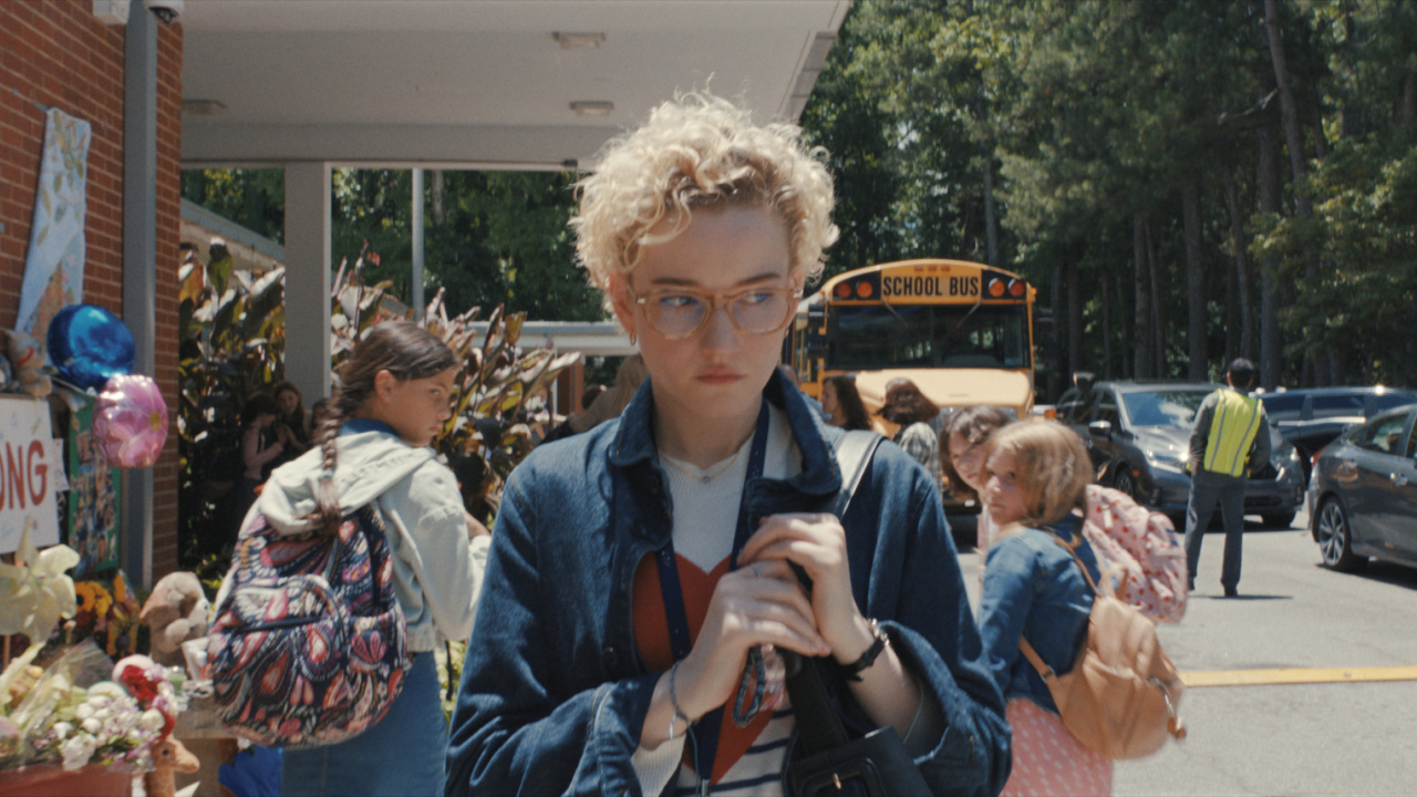 Julia Garner as Justine in New Line Cinema’s 'Weapons,' a Warner Bros. Pictures release. Photo Credit: Photo Courtesy Warner Bros. Pictures. Copyright: © 2025 Warner Bros. Entertainment Inc. All Rights Reserved.