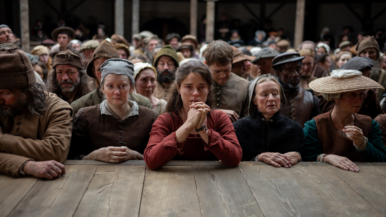 (L to R) Jessie Buckley stars as Agnes and Joe Alwyn as Bartholomew in director Chloé Zhao’s 'Hamnet', a Focus Features release. Credit: Agata Grzybowska / © 2025 FOCUS FEATURES LLC.