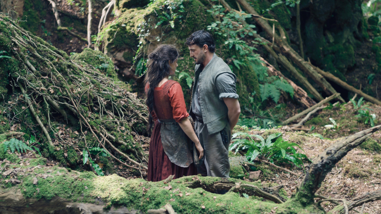 (L to R) Jessie Buckley stars as Agnes and Paul Mescal as William Shakespeare in director Chloé Zhao’s 'Hamnet', a Focus Features release. Credit: Agata Grzybowska / © 2025 FOCUS FEATURES LLC