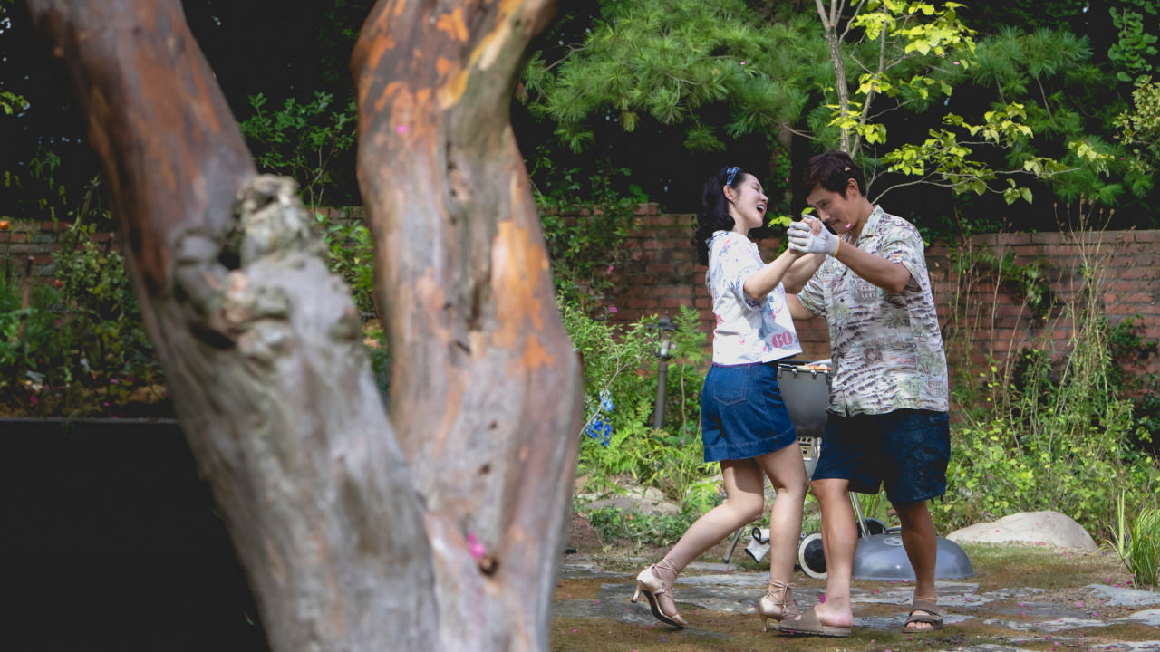 (L to R) Son Ye-jin and Lee Byung-hun star in 'No Other Choice'. Photo: CJ Entertainment.