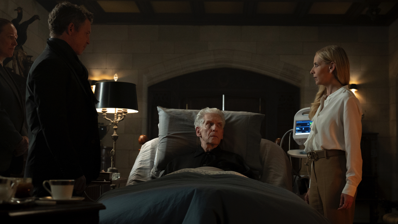 (Слева направо): Кара Вутен, Шон Хэтоси, Дэвид Кроненберг и Сара Мишель Геллар в фильме «Готов или нет 2: Вот и я». Фото: Searchlight Pictures/Пиф Вейман, любезно предоставлено Searchlight Pictures. © 2025 Прожектор Картинки. Все права защищены.