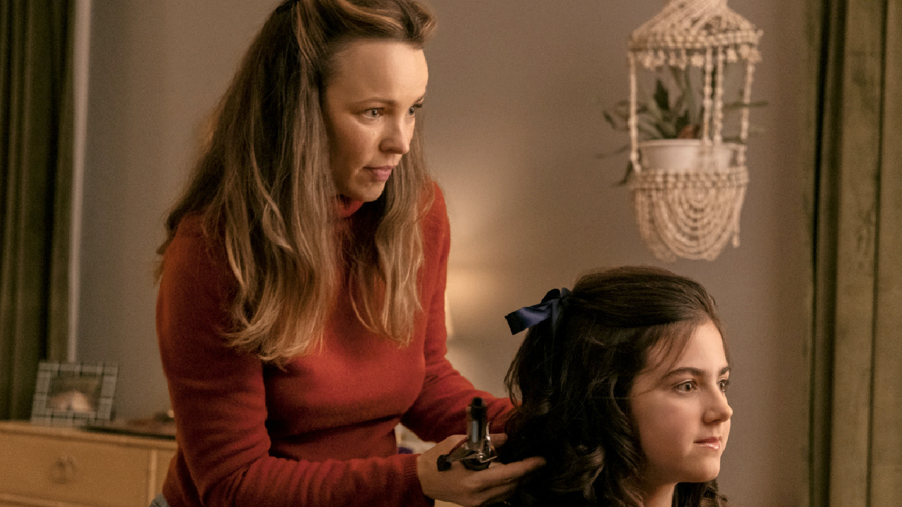 (L to R) Rachel McAdams as Barbara Simon and Abby Ryder Fortson as Margaret Simon in 'Are You There God? It’s Me, Margaret.' Photo Credit: Dana Hawley.