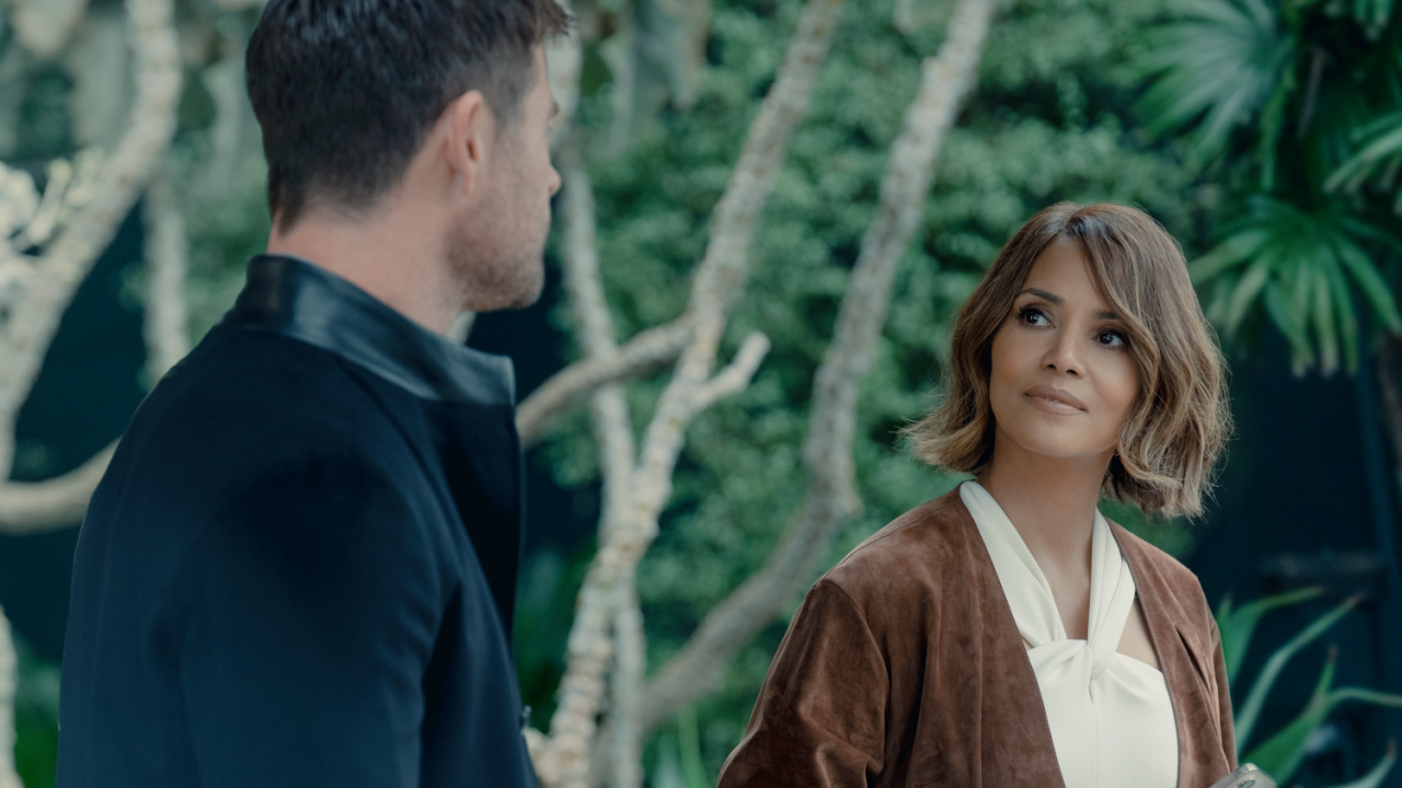 (L to R) Chris Hemsworth and Halle Berry star in 'Crime 101'. Photo Credit: Merrick Morton.