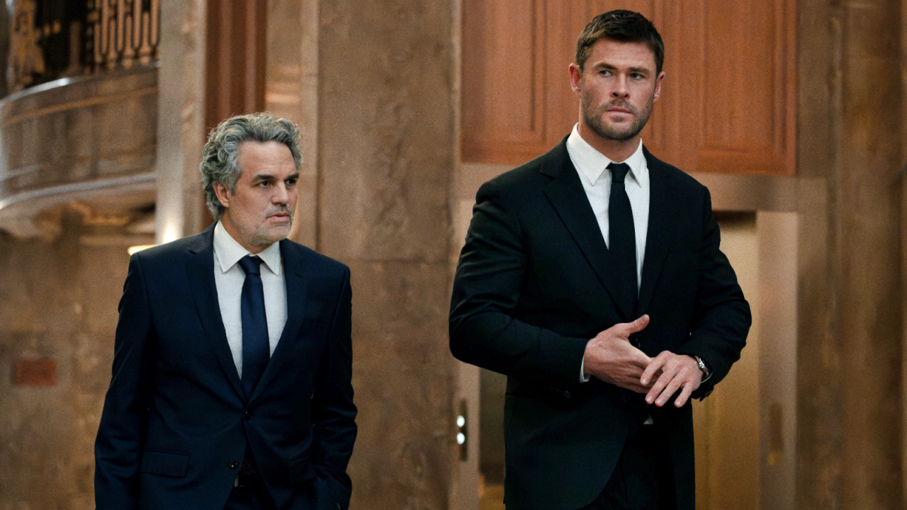 (L to R) Mark Ruffalo and Chris Hemsworth star in 'Crime 101'. Photo Credit: Merrick Morton.