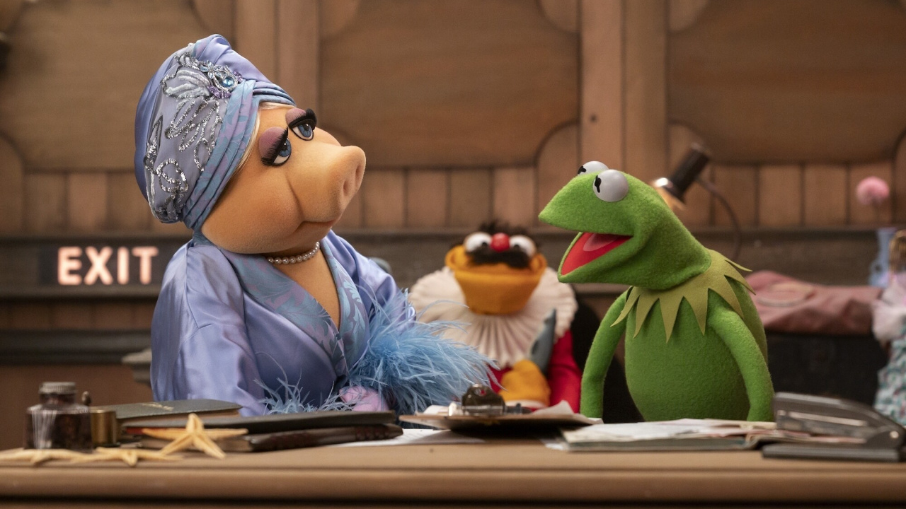(L to R) Miss Piggy, Lew Zealand and Kermit the Frog in 2026's 'The Muppet Show'. Photo: Disney/Mitch Haaseth.