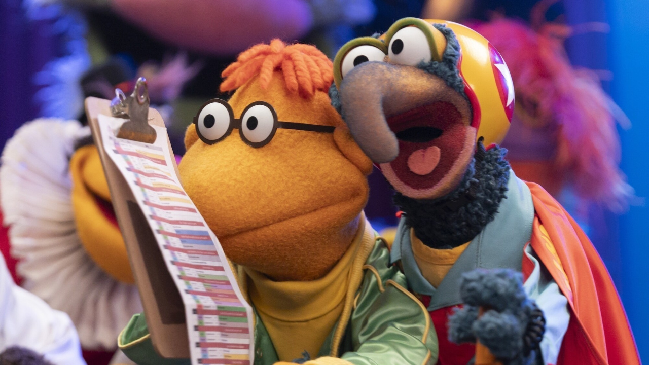 (L to R) Scooter and Gonzo in 2026's 'The Muppet Show'. Photo: Disney/Mitch Haaseth.