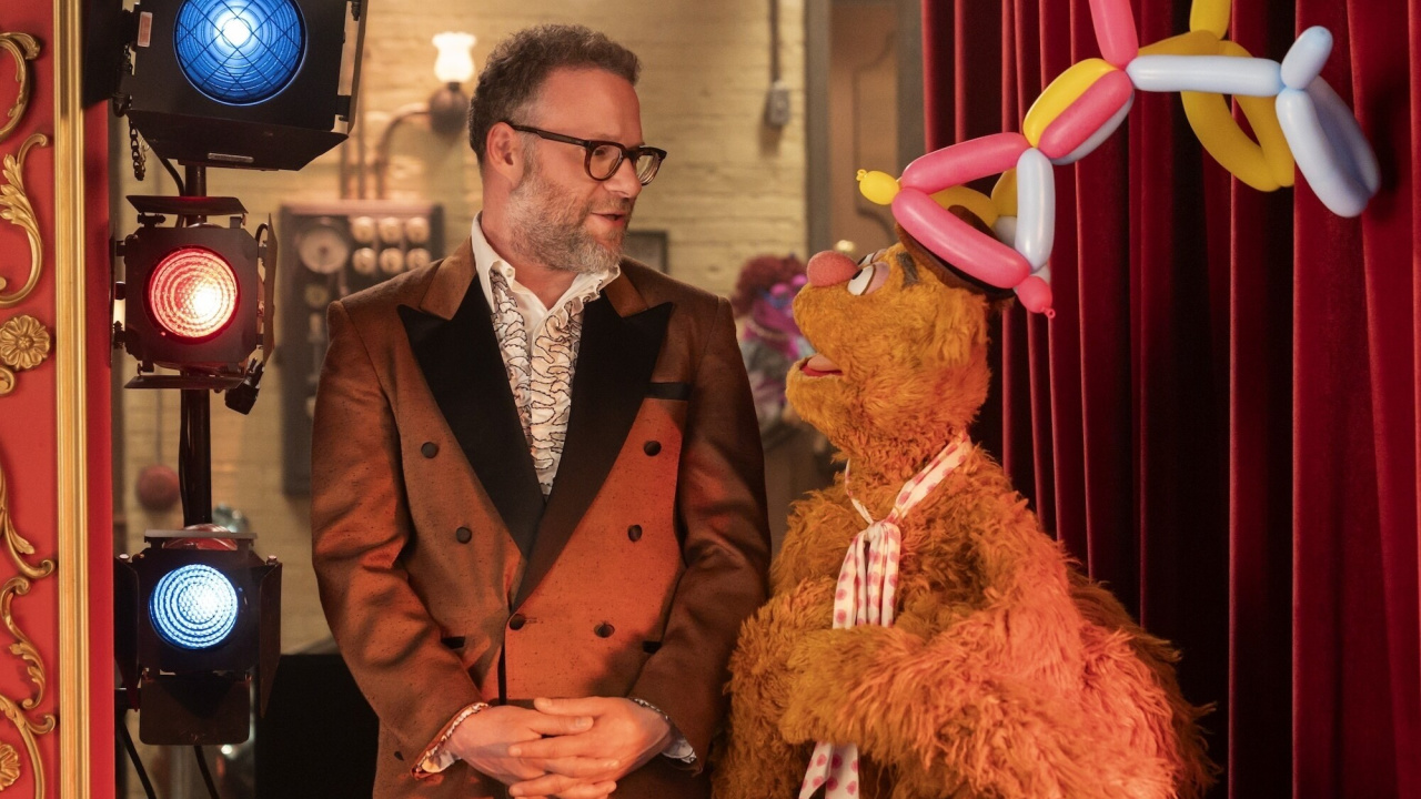 (L to R) Seth Rogen and Fozzie Bear in 2026's 'The Muppet Show'. Photo: Disney/Mitch Haaseth.