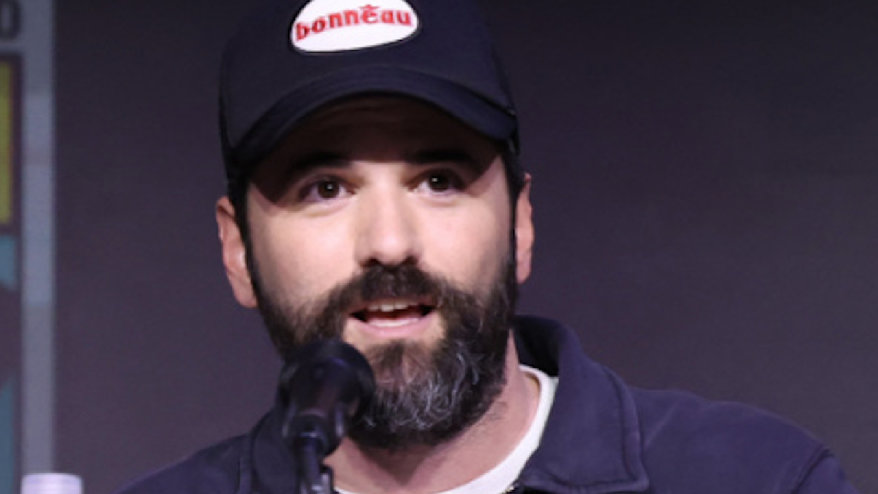 Режиссер Дэн Трахтенберг на панели H Comic-Con 2025 в Сан-Диего, посвященной фильму «Хищник: Бесплодные земли». Фото: Дисней.