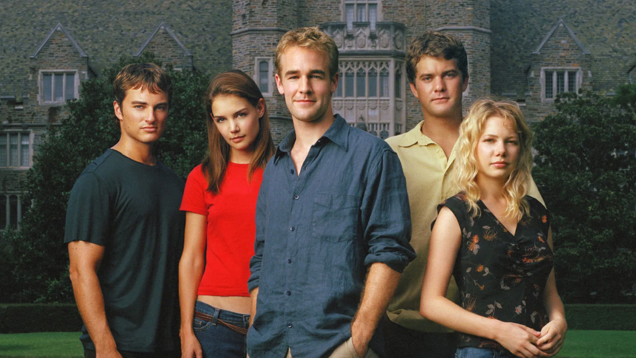 (L to R) Kerr Smith, Katie Holmes, James Van Der Beek, Joshua Jackson and Michelle Williams in 'Dawson's Creek'. Photo: Sony Pictures Television.
