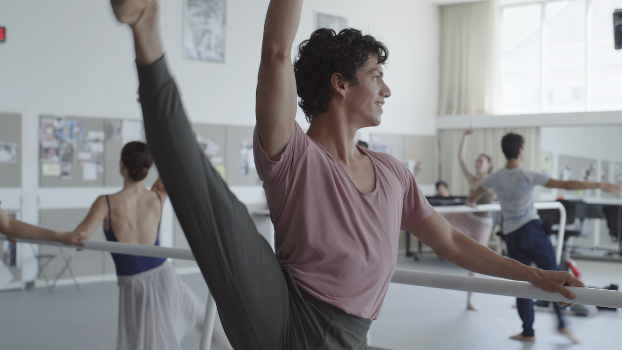 Исаак Эрнандес играет главную роль в фильме «Мечты». Фото: Гринвич Энтертейнмент.