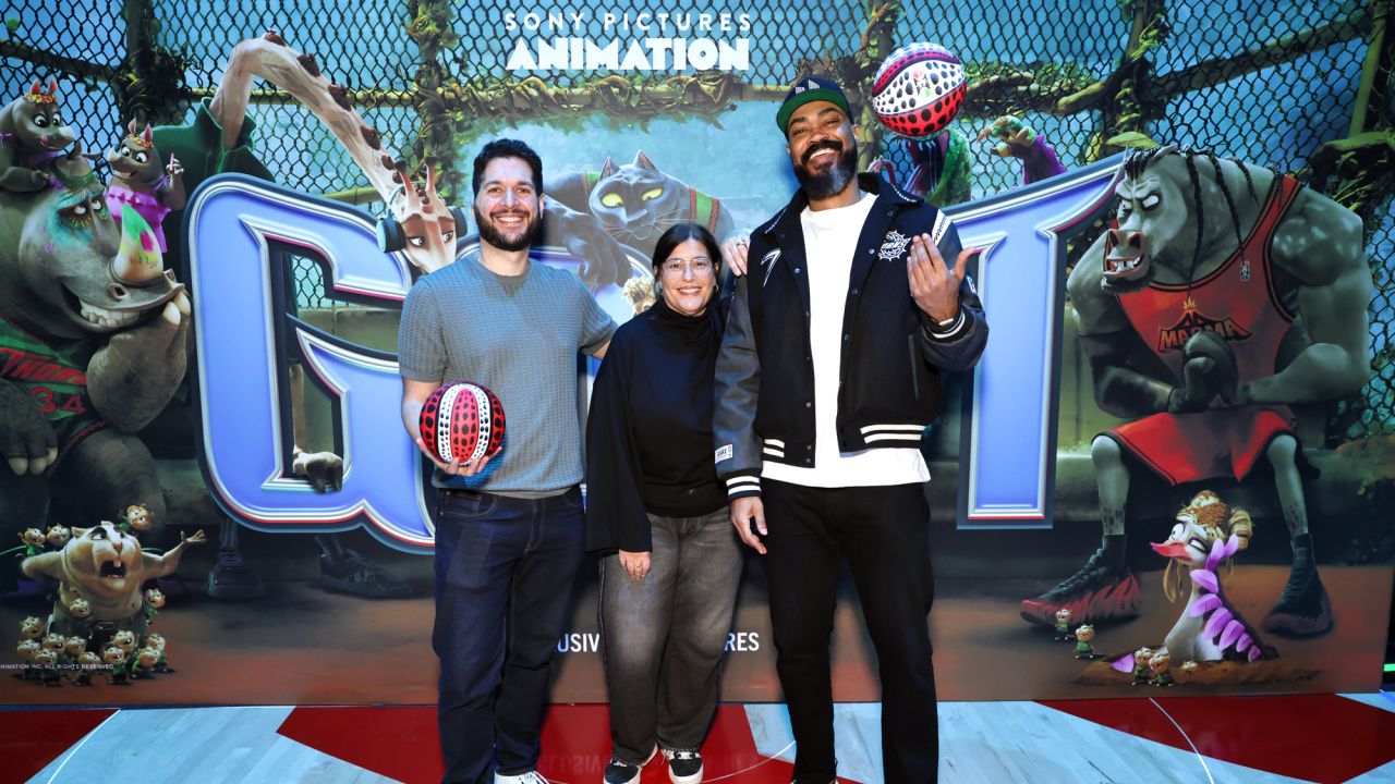 I (слева направо) Адам Розетт, Мишель Раймо Куяте и Тайри Диллихей на съемках фильма «Козел: Семейный рев» для Columbia Pictures и Sony Pictures Animation «Коза» в Intuit Dome 1 февраля 2026 года в Инглвуде, Калифорния. Фото: Эрик Шарбонно/Sony Pictures через Getty Images.
