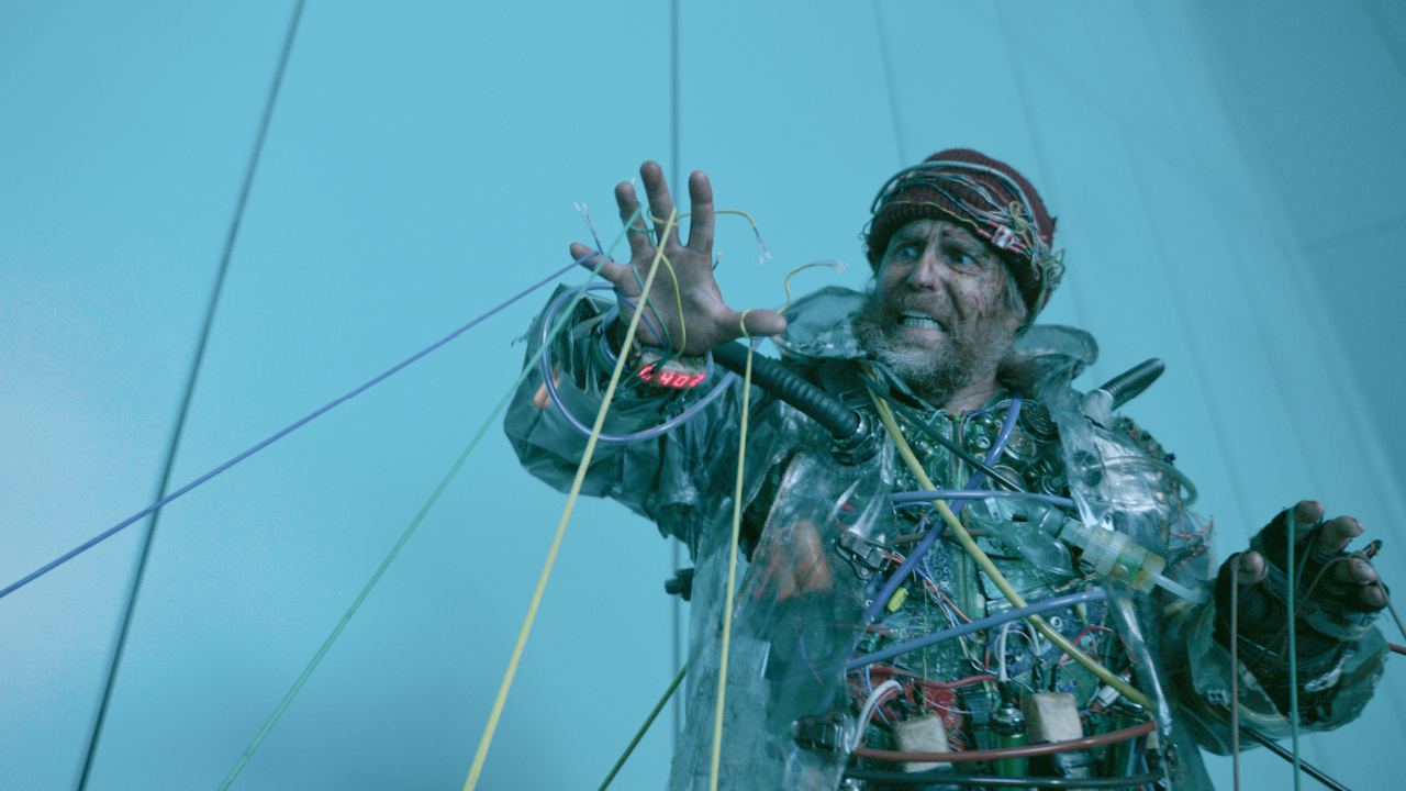 Сэм Рокуэлл играет главную роль в фильме «Удачи, веселитесь, не умирай». Фото: Briarcliff Entertainment.