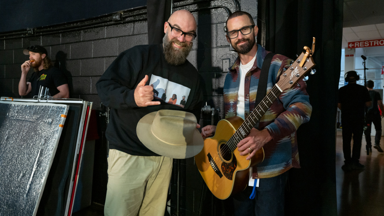 (Слева направо) Тим Тиммонс и Майло Вентимилья в роли Тима на съемках фильма «Я могу только представить 2». Фото предоставлено: Джейк Джайлс Неттер.