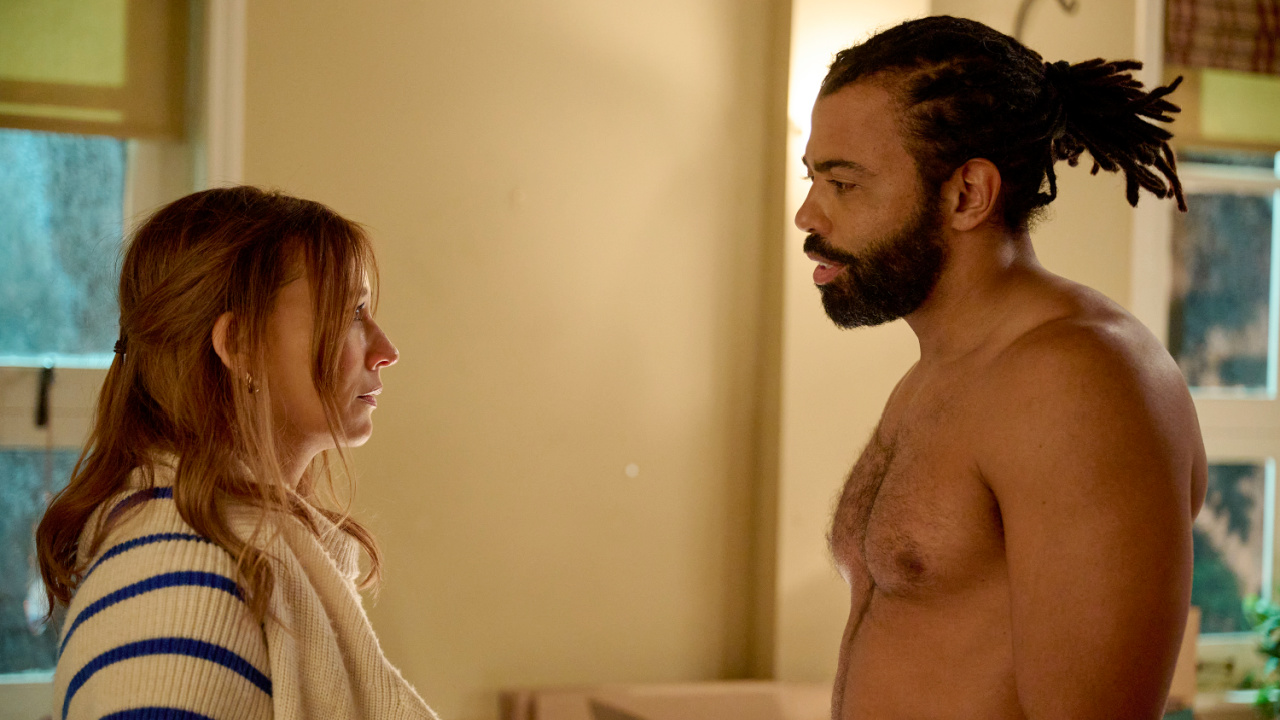 (L to R) Rashida Jones and Daveed Diggs in 'In the Blink of an Eye'. Photo by Searchlight Pictures/Kimberley French, Courtesy of Searchlight Pictures. © 2025 Searchlight Pictures. All Rights Reserved.
