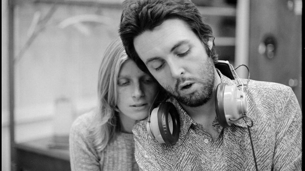 (L to R) Linda McCartney and Paul McCartney in 'Man on the Run'. Photo: Linda McCartney. Copyright: © Paul McCartney under exclusive licence to MPL Archive LLP.