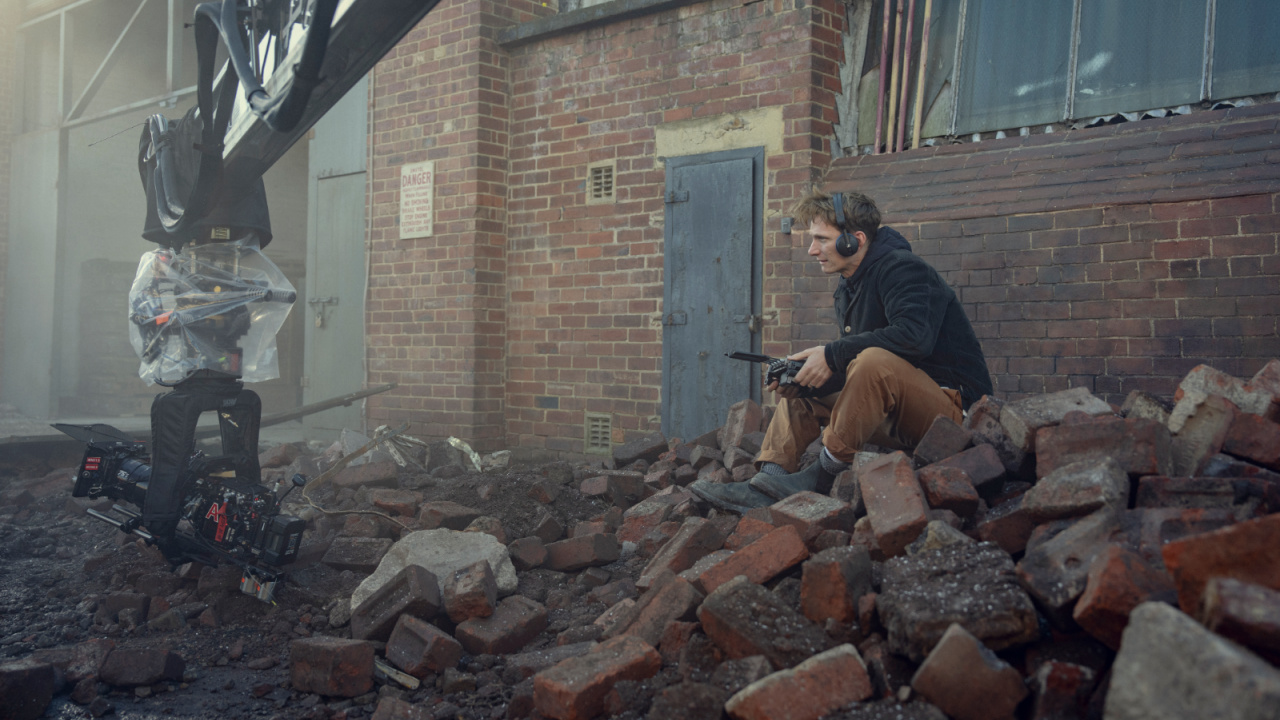 Режиссер Том Харпер на съемках фильма «Острые козырьки: Бессмертный человек». Фото: предоставлено Netflix/Робертом Вигласски © 2025.