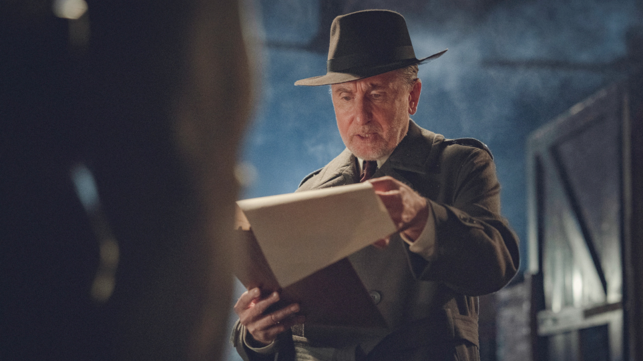 Тим Рот в роли Беккета в фильме «Острые козырьки: Бессмертный человек». Фото: предоставлено Netflix/Робертом Вигласски © 2025.