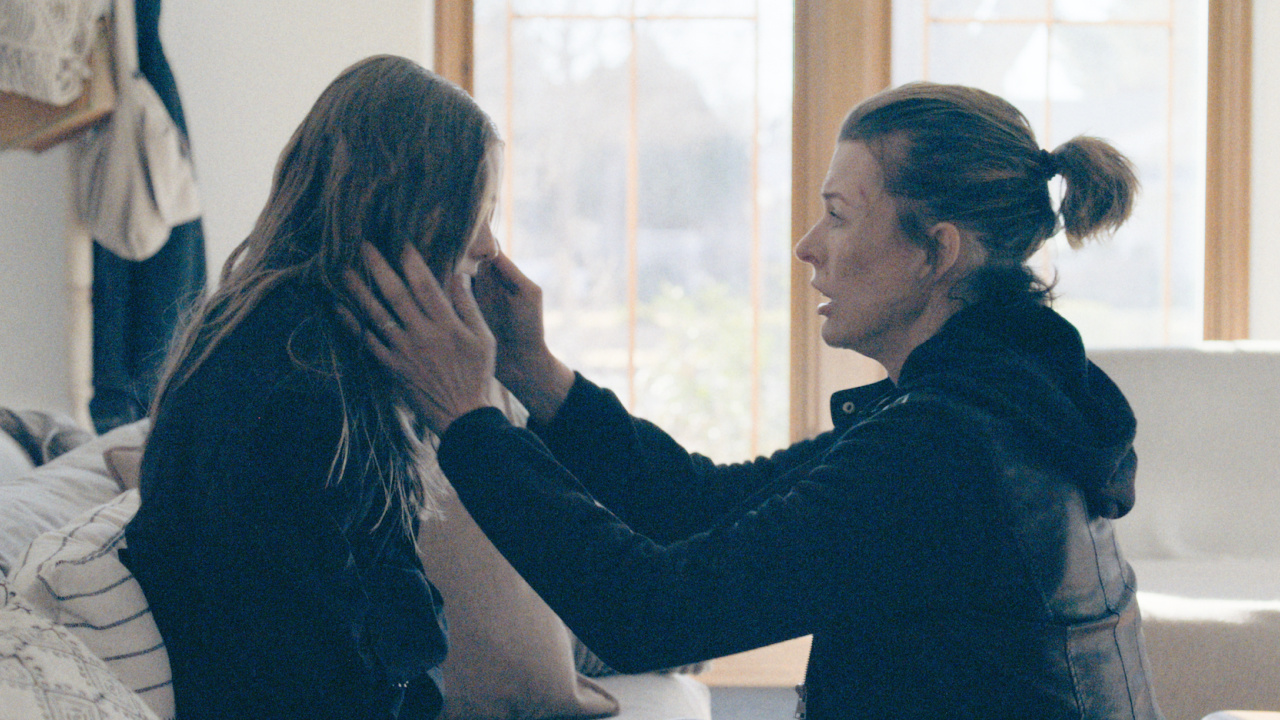 (Слева направо) Изабель Майерс и Милла Йовович играют главные роли в фильме «Защитник». Фото: Magenta Light Studios.