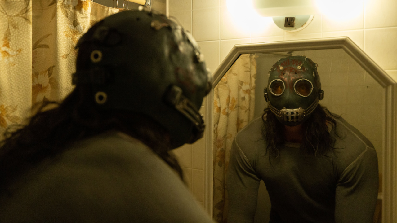 Джеймс Престон Роджерс в роли Психо-убийцы в фильме «Психо-убийца» студии 20th Century Studios. Фото Эрика Захановича. © 2025 Студии 20 века. Все права защищены.