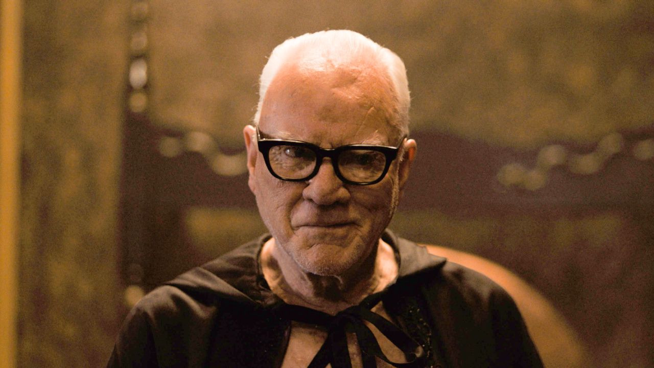 Малкольм Макдауэлл в роли мистера Пендлтона в фильме «Психо-убийца» студии 20th Century Studios. Фото предоставлено 20th Century Studios © 20th Century Studios, 2025. Все права защищены.