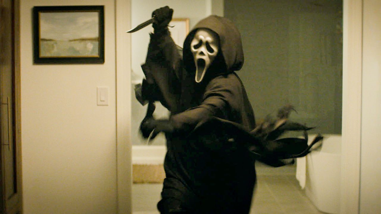 Ghostface в фильме Paramount Pictures и Spyglass Media Group «Крик 7». © 2025 Парамаунт Пикчерз. Ghost Face является зарегистрированной торговой маркой Fun World Div., Eastern Unlimited, Inc. © 1999. Все права защищены..