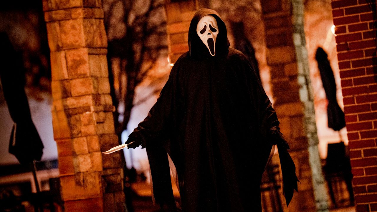 Ghostface в фильме Paramount Pictures и Spyglass Media Group «Крик 7». © 2025 Парамаунт Пикчерз. Ghost Face является зарегистрированной торговой маркой Fun World Div., Eastern Unlimited, Inc. © 1999. Все права защищены..