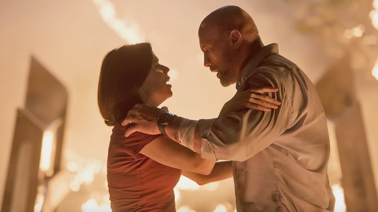 (L to R) Neve Campbell and Dwayne Johnson in 'Skyscraper'. Photo: Universal Pictures.