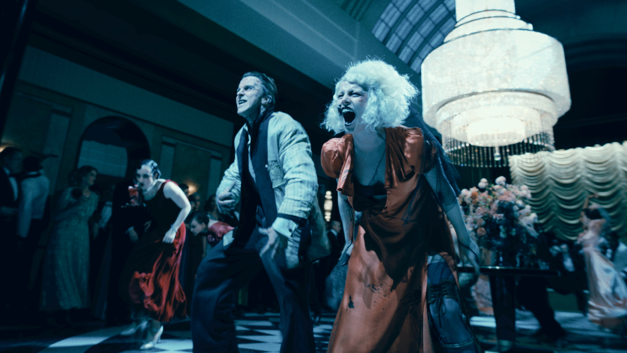 (Слева направо) Кристиан Бэйл в роли Фрэнка и Джесси Бакли в роли невесты в фильме Warner Bros. Pictures «Невеста!», выпущенном Warner Bros. Pictures. Фотография предоставлена: предоставлено Warner Bros. Pictures. Авторские права: © Warner Bros. Entertainment Inc., 2026. Все права защищены.