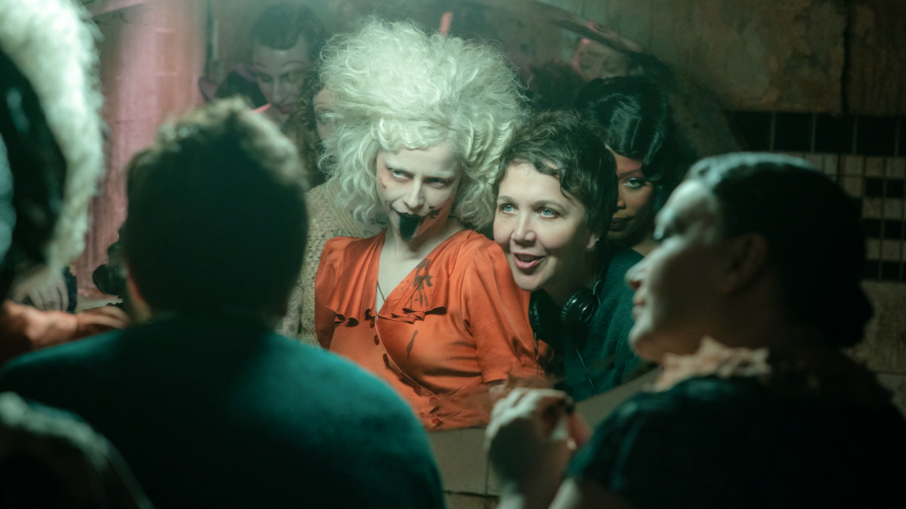 (Слева направо) Джесси Бакли и режиссер Мэгги Джилленхол на съемках фильма Warner Bros. Pictures «Невеста!», выпущенного Warner Bros. Pictures. Фото предоставлено: Фото Нико Тавернизе. Авторские права: © 2026 Warner Bros.Ent. Все права защищены